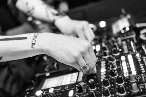dj-720589-300x200.jpg