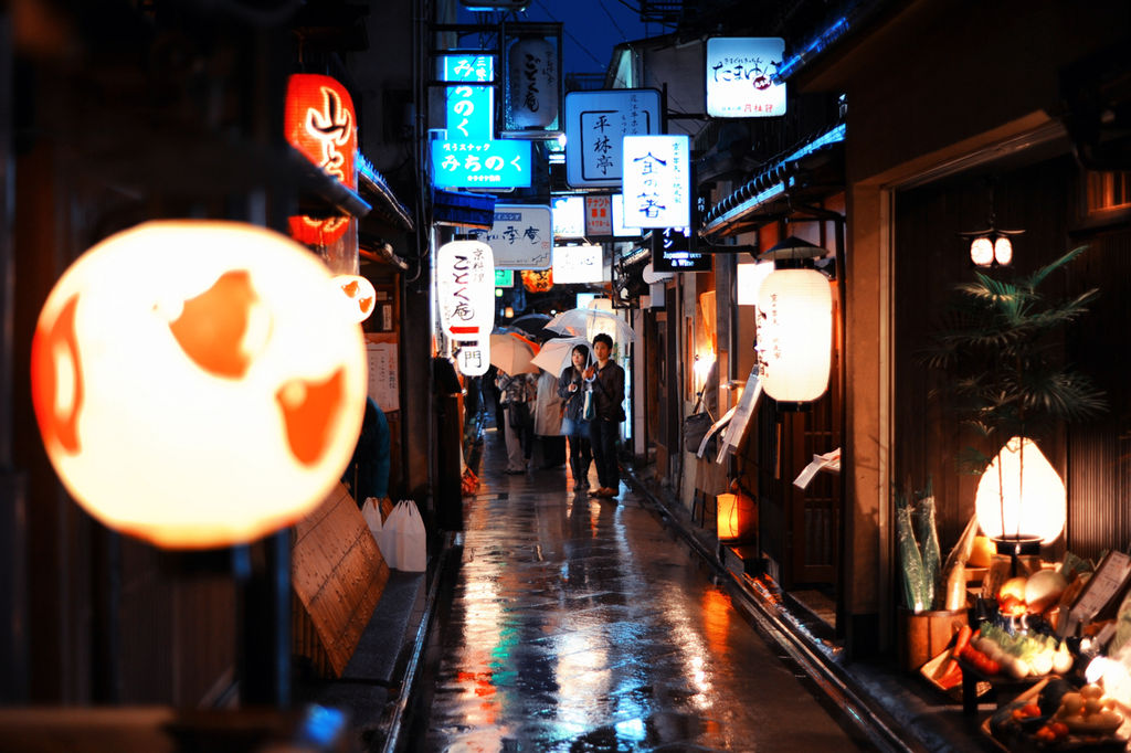 1024px-narrow_streets_of_historical_part_of_kyoto_decorated_with_all_kinds_-1539183389319.jpg