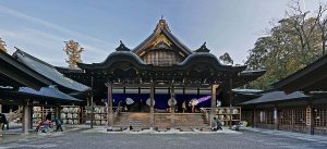 800px-Ise_grand_shrine_Naiku__%E4%BC%8A%E5%8B%A2%E7%A5%9E%E5%AE%AE_%E5%86%85%E5%AE%AE_-_panoramio_11-300x137.jpg