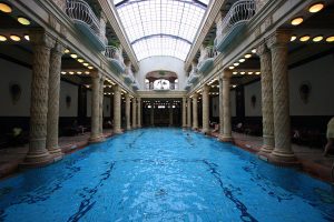 1280px-Gelle%CC%81rt_Gyogyfurdo_-_Budapest-300x200.jpg