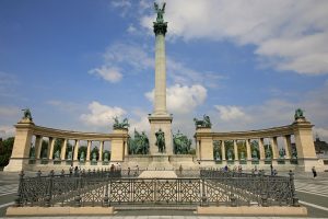 1280px-Heroes_Square_Ho%CC%8Bso%CC%88k_tere_5985978476-300x200.jpg