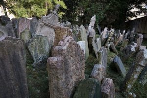 800px-Old_Jewish_Cemetery_in_Josefov_Prague_-_8237-300x200.jpg