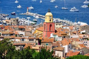 1626px-Saint-Tropez_-_Vue_g%C3%A9n%C3%A9rale_%C3%A9glise_phare-300x199.jpg
