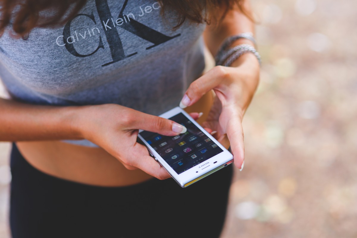 Calvin_Klein_cell_phone_girl_hands_mobile_mockup_phone_smartphone-997033.jpgd