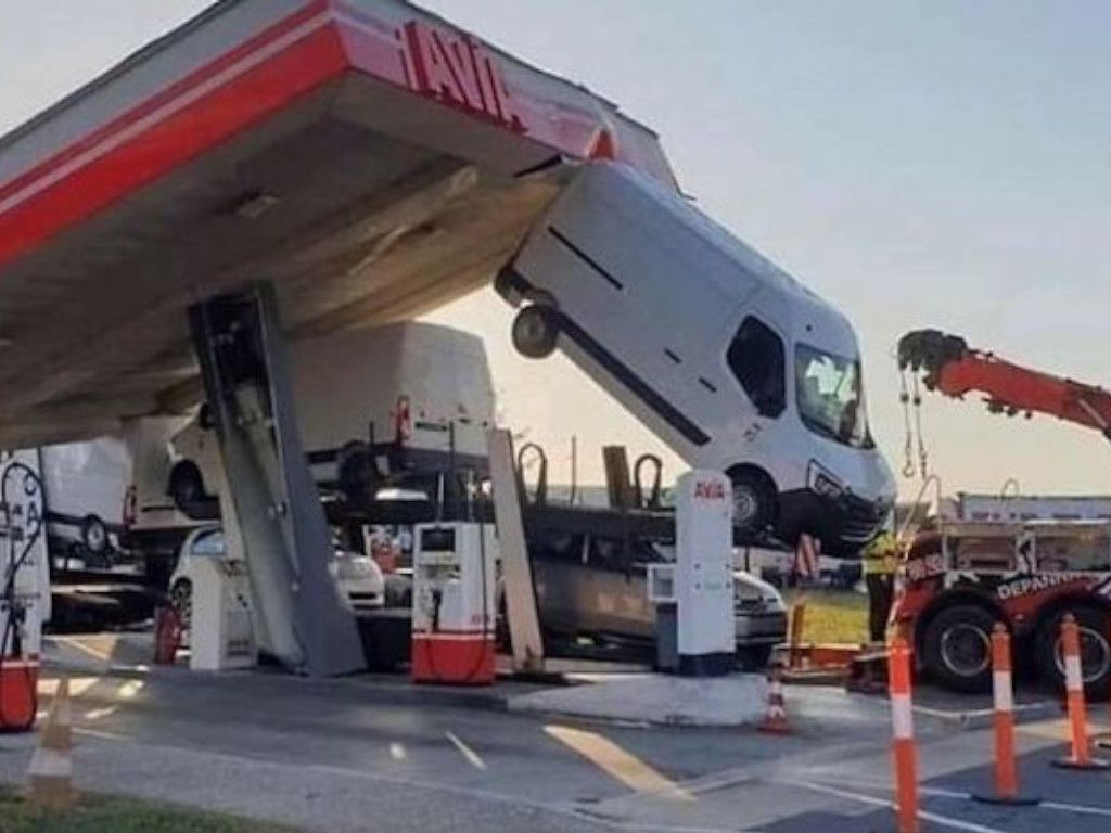 26-Dumb-Moments-Road-Left-People-Speechless-Pinterest.jpg.optimal.jpg