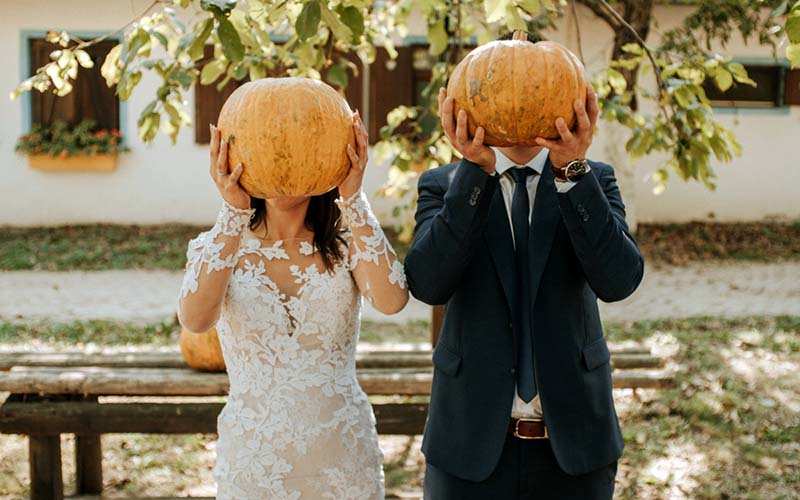 3-Crazy-couple-with-pumpkins-Crazy-wedding.jpg