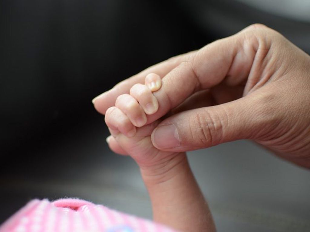 resizeMother-Adult-Newborn-People-Woman-Hand-3543547-768x508-1.jpg.optimal.jpg