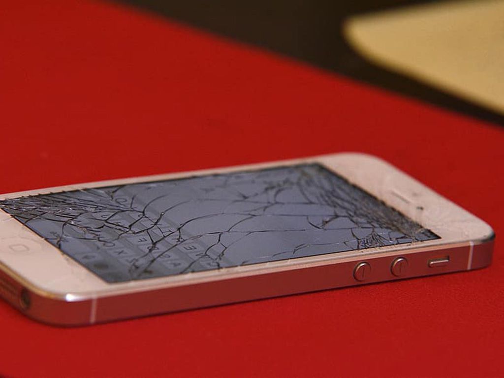 resizeiphone-cracked-shattered-mobile-screen-phone-telephone-communication-electronic.jpg.optimal.jpg