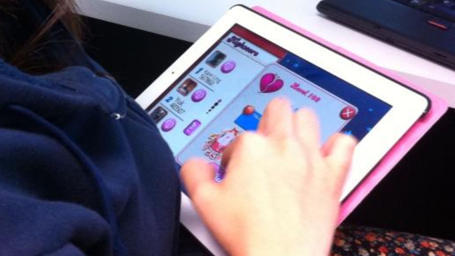 File:Woman playing Candy Crush Saga on iPad.jpg