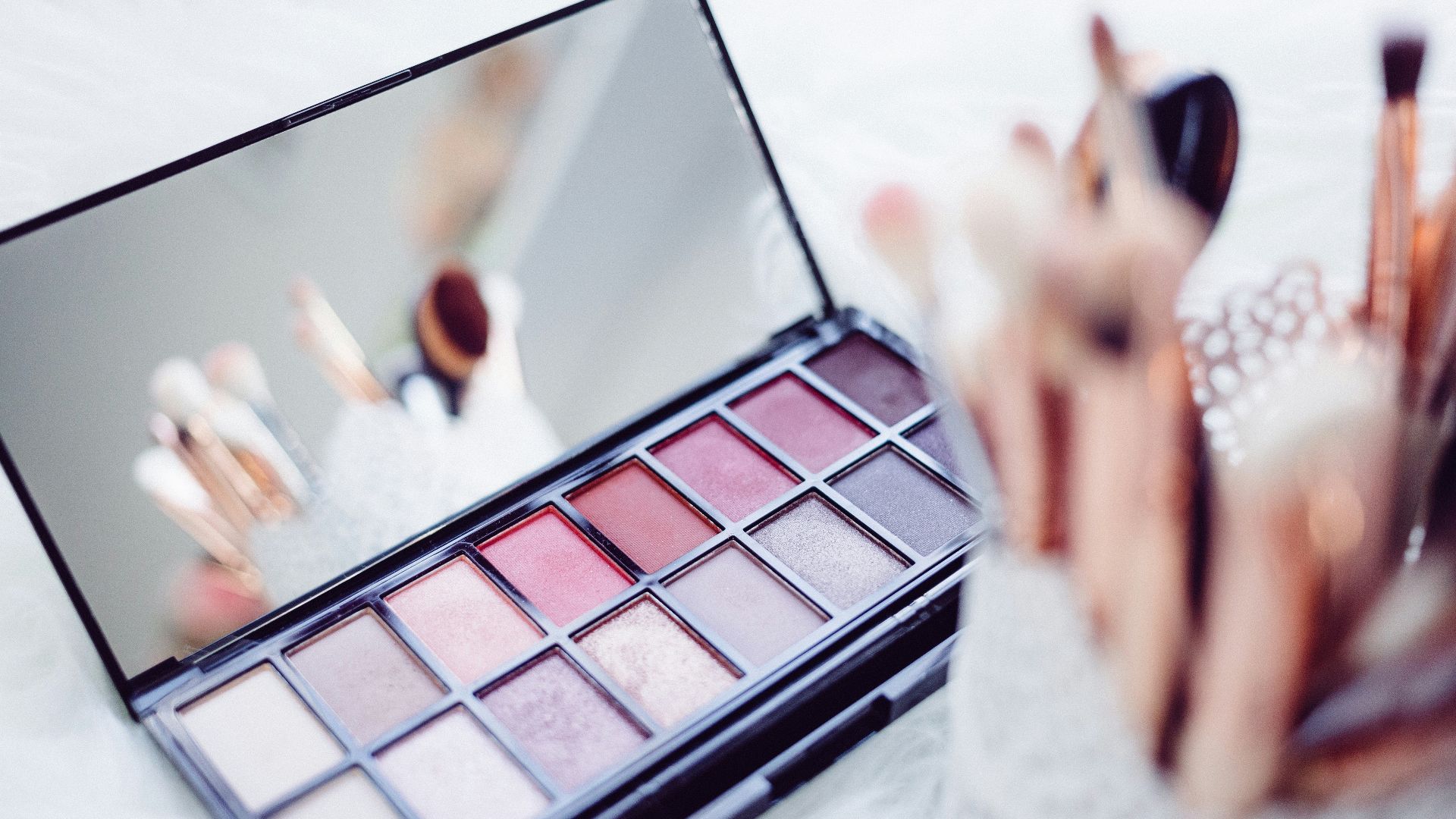 selective focus photography of eyeshadow palette