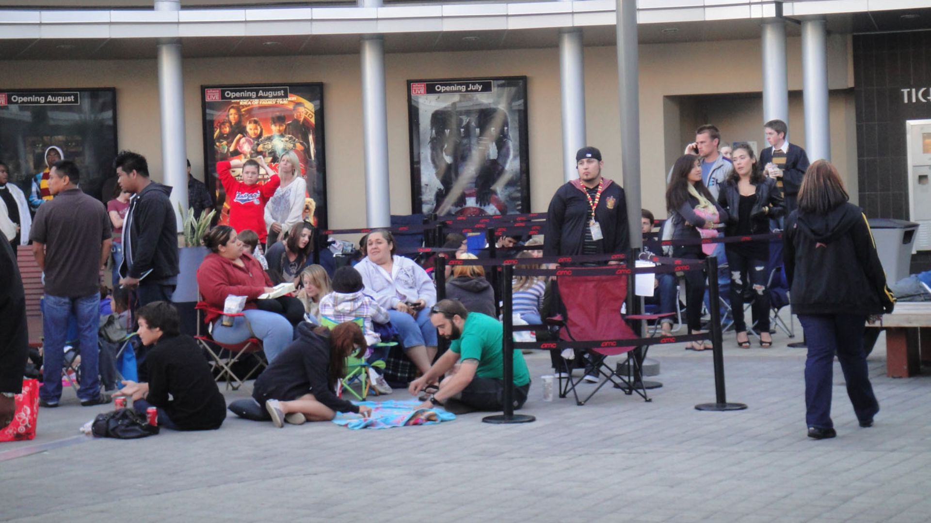 File:Harry Potter Midnight Premiere - lines of fans (5940807137).jpg