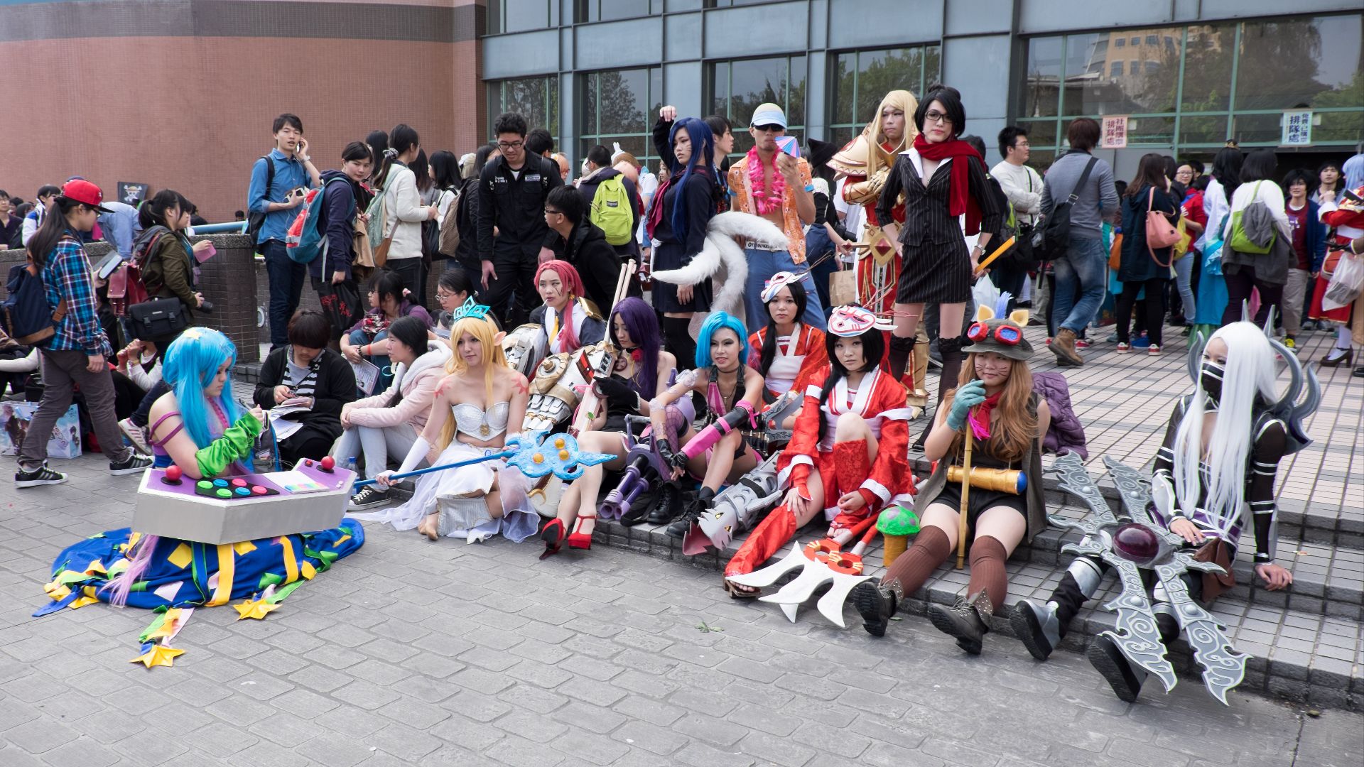 File:Group Portrait of League of Legends Cosplayers at CWT39 20150228.jpg