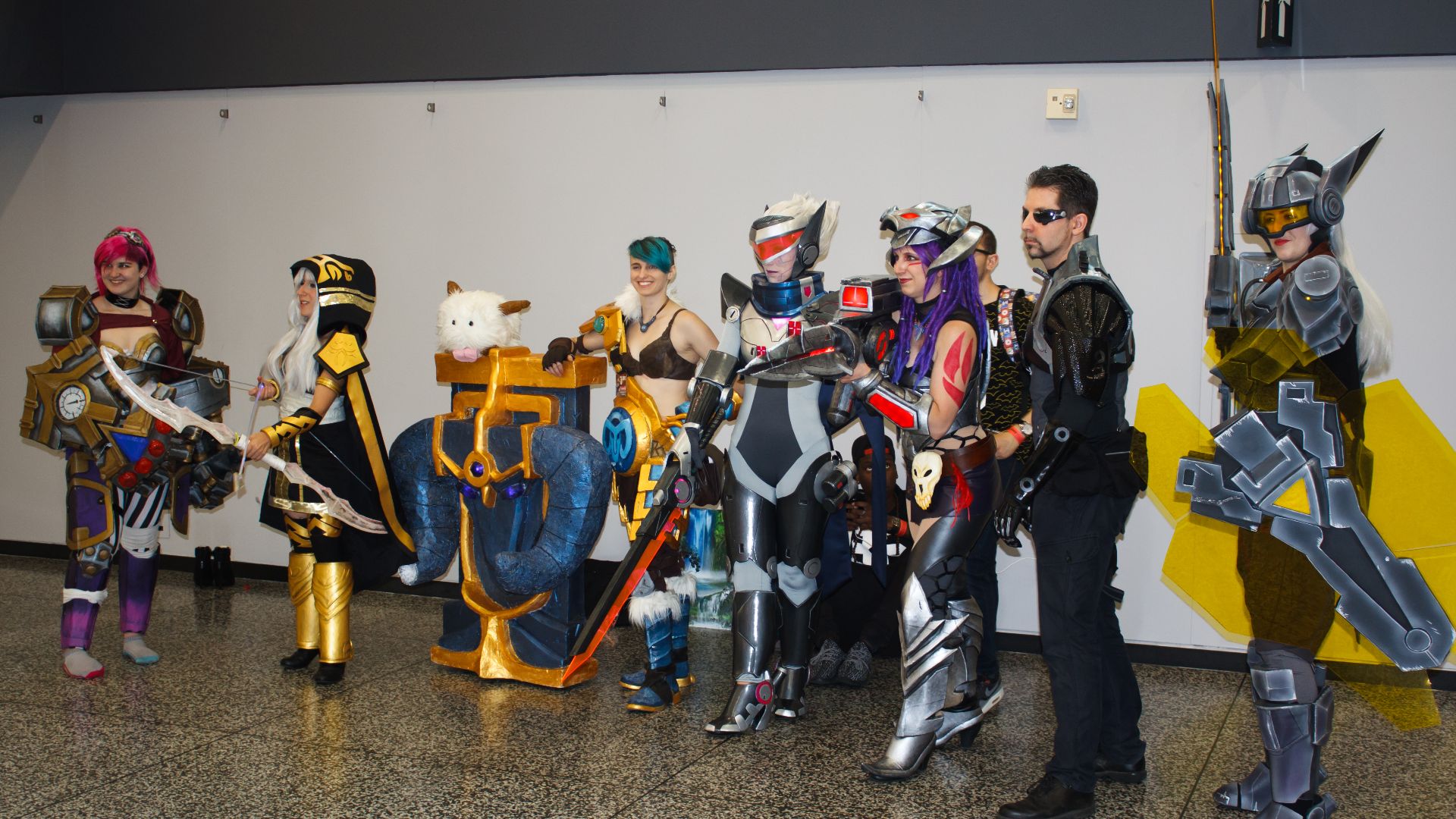 File:Montreal Comiccon 2016 - League of Legends & Adam Jensen (27999705890).jpg