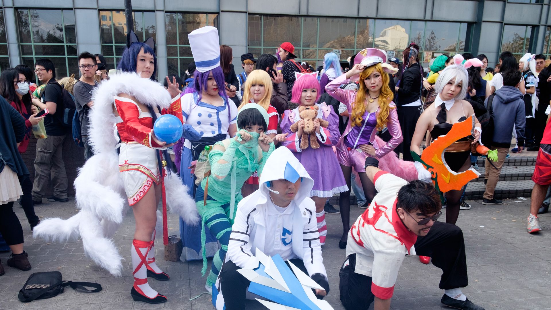 File:Group Portrait of League of Legends Cosplayers at CWT42 20160213.jpg