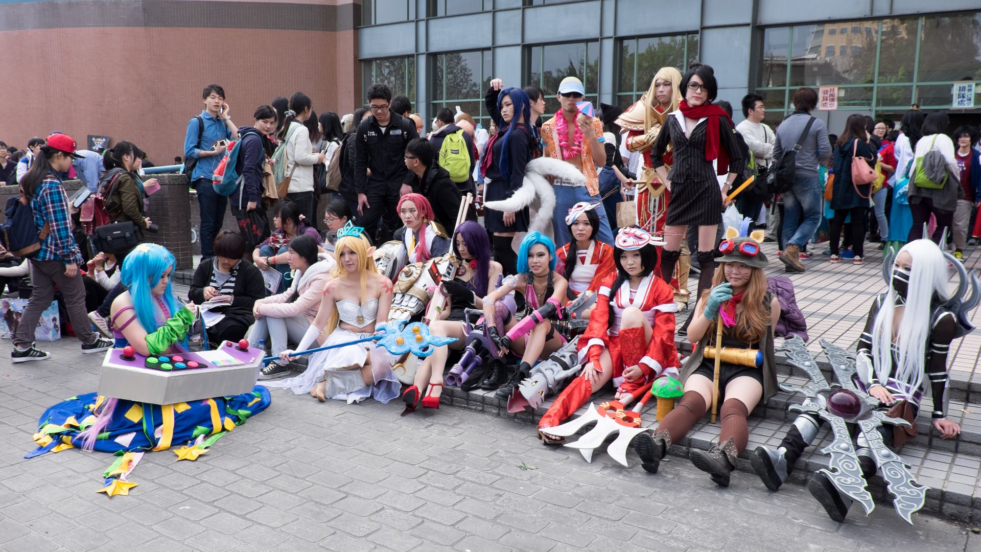 File:Group Portrait of League of Legends Cosplayers at CWT39 20150228.jpg