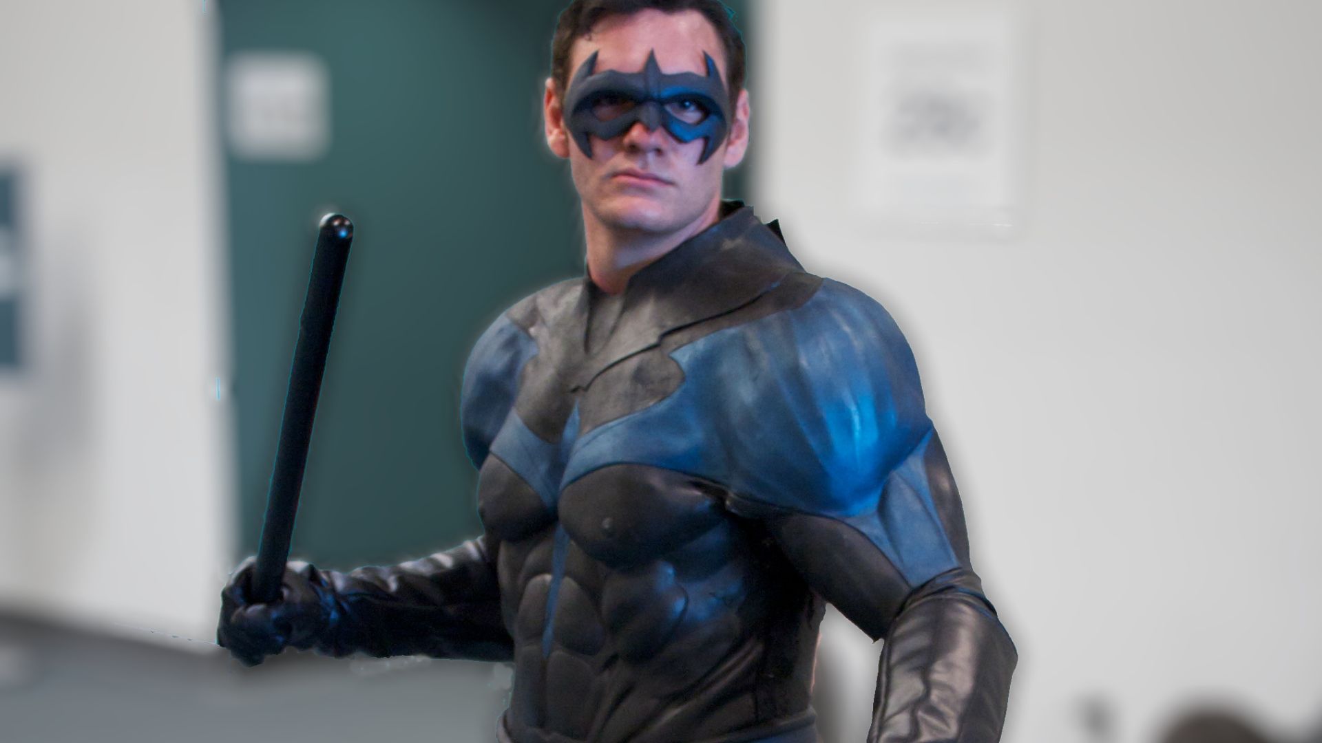 File:Nightwing cosplay (blurred background).jpg