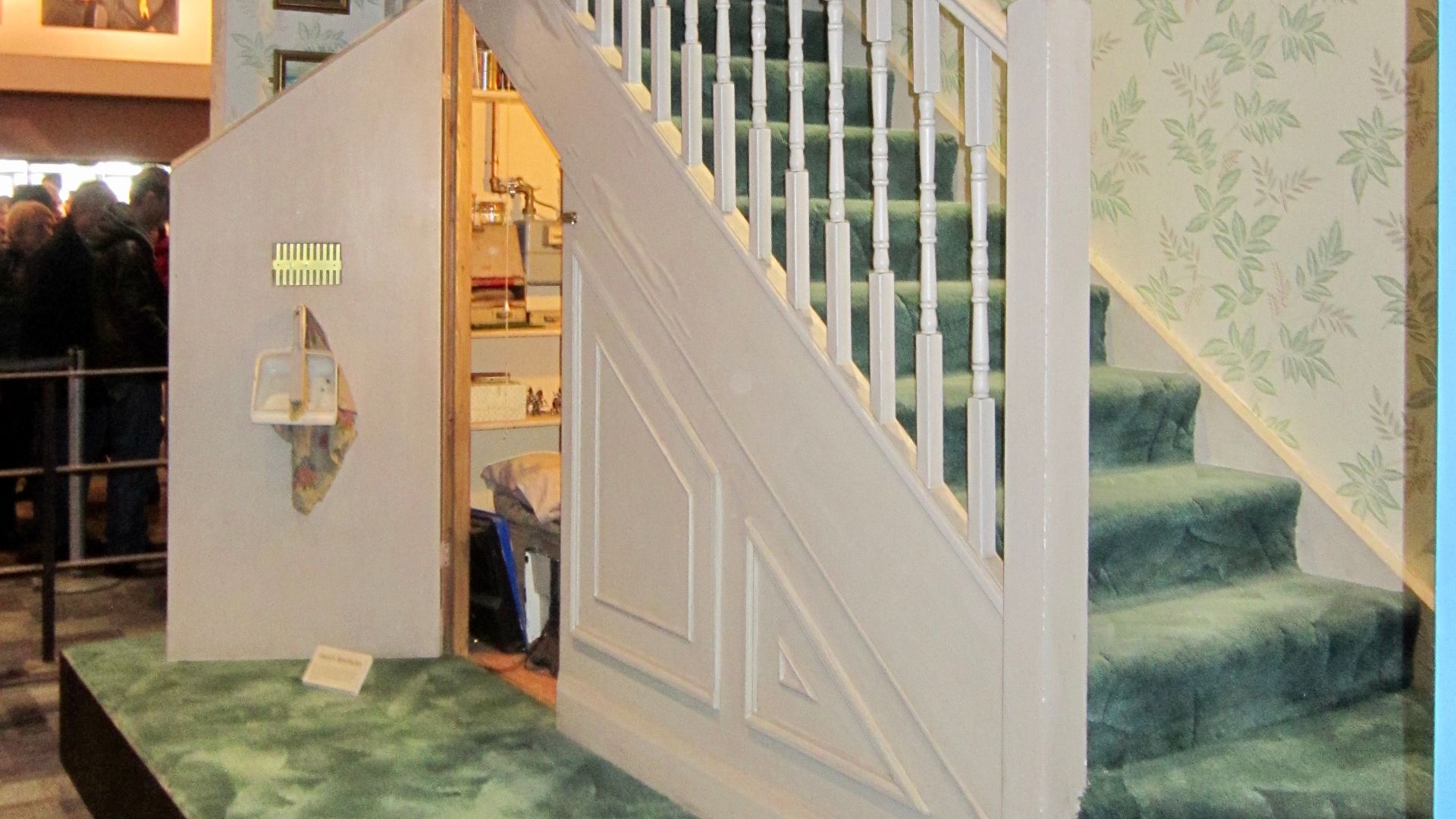 File:Harry Potter‘s room under the staircase, Warner Bros Harry Potter Studios 02.jpg