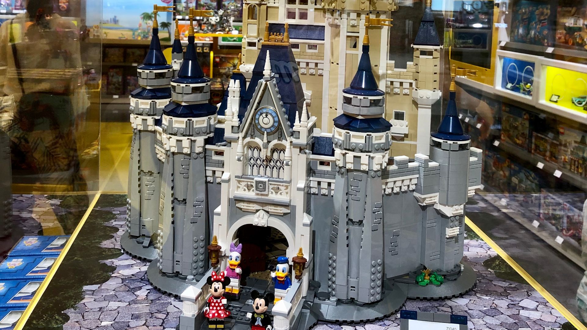 File:Lego Store Taipei (Taiwan) Exhibition - Disney Castle.jpg