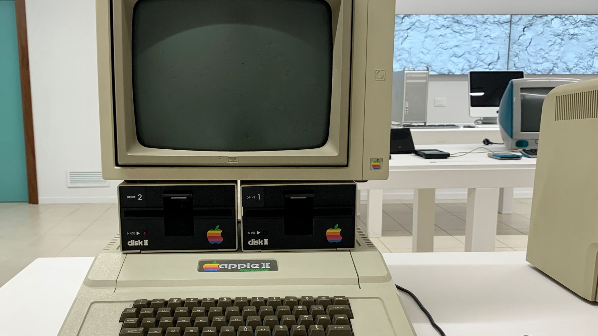 File:Apple II front.jpg
