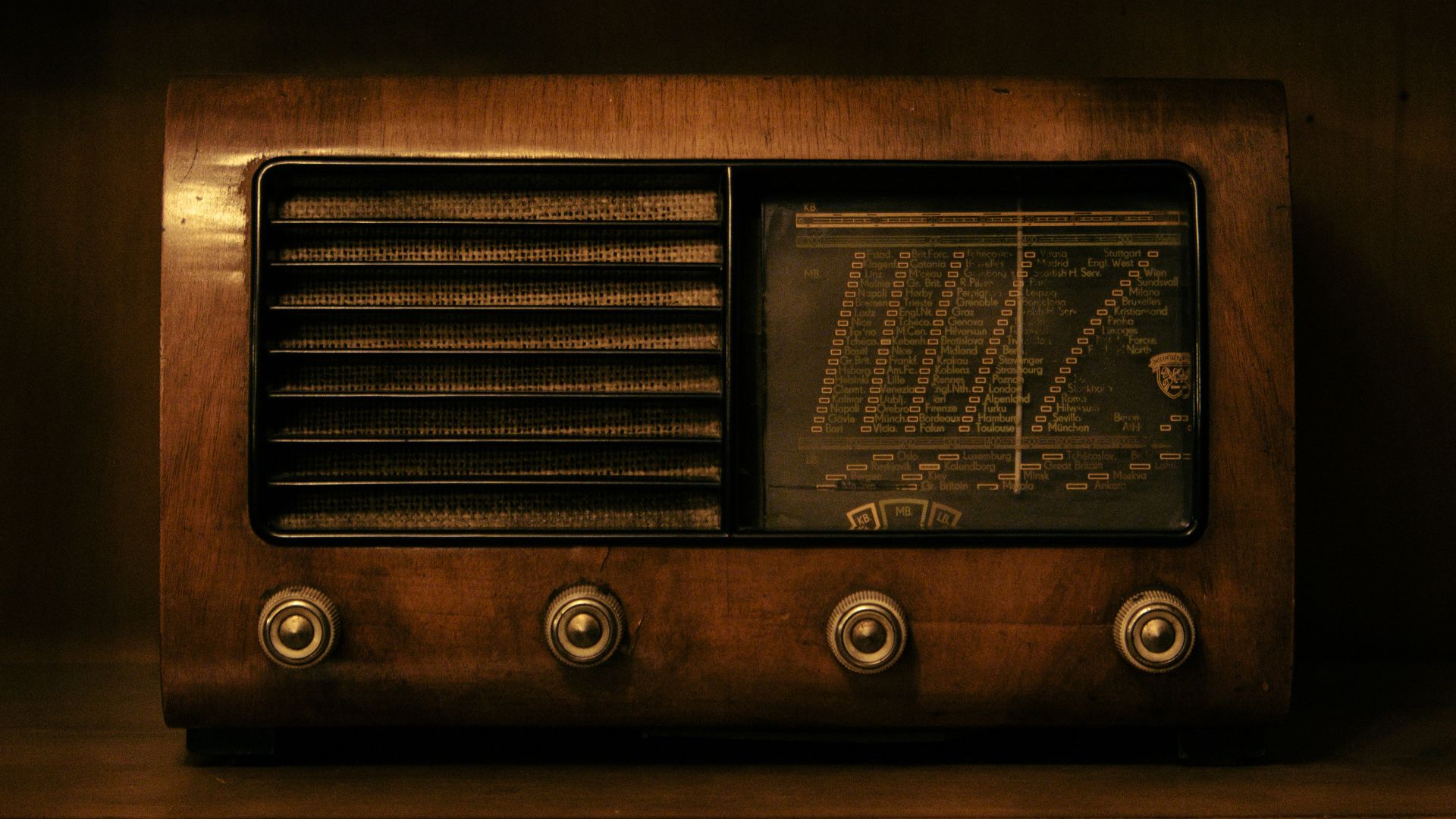 a brown radio sitting on top of a wooden shelf