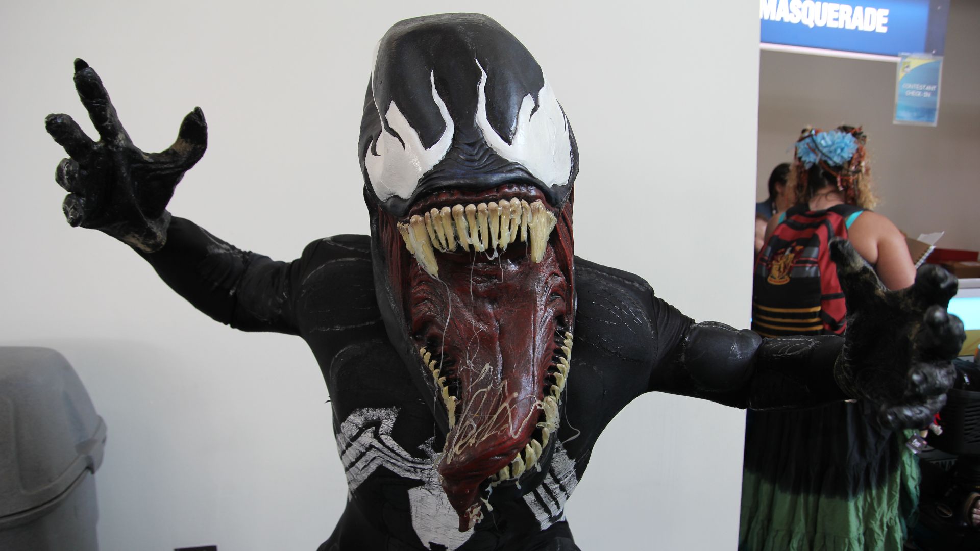 File:Venom Cosplayer at the 2019 Comic-Con International.jpg