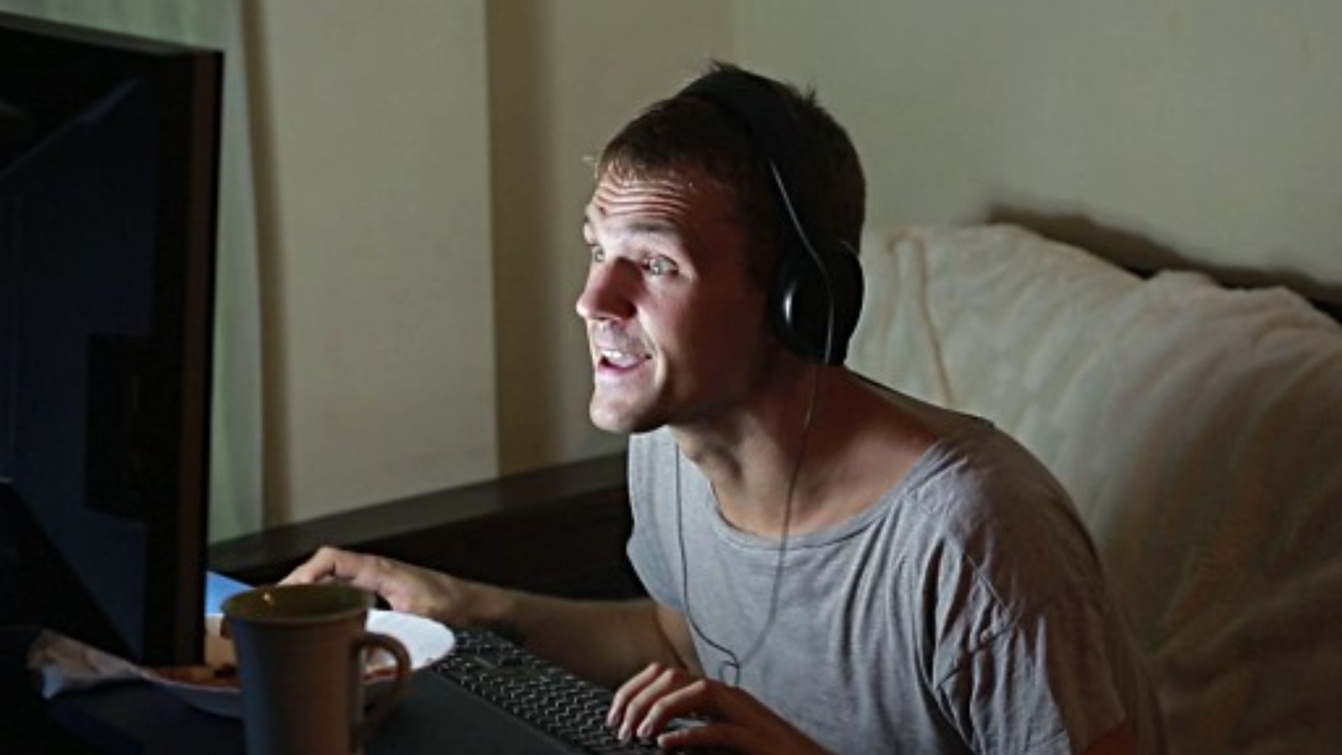 File:Man playing video games on his computer.jpg