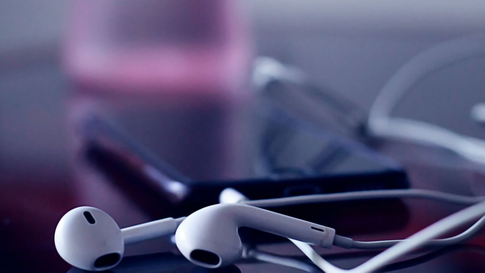 selective focus photograph of Apple EarPods