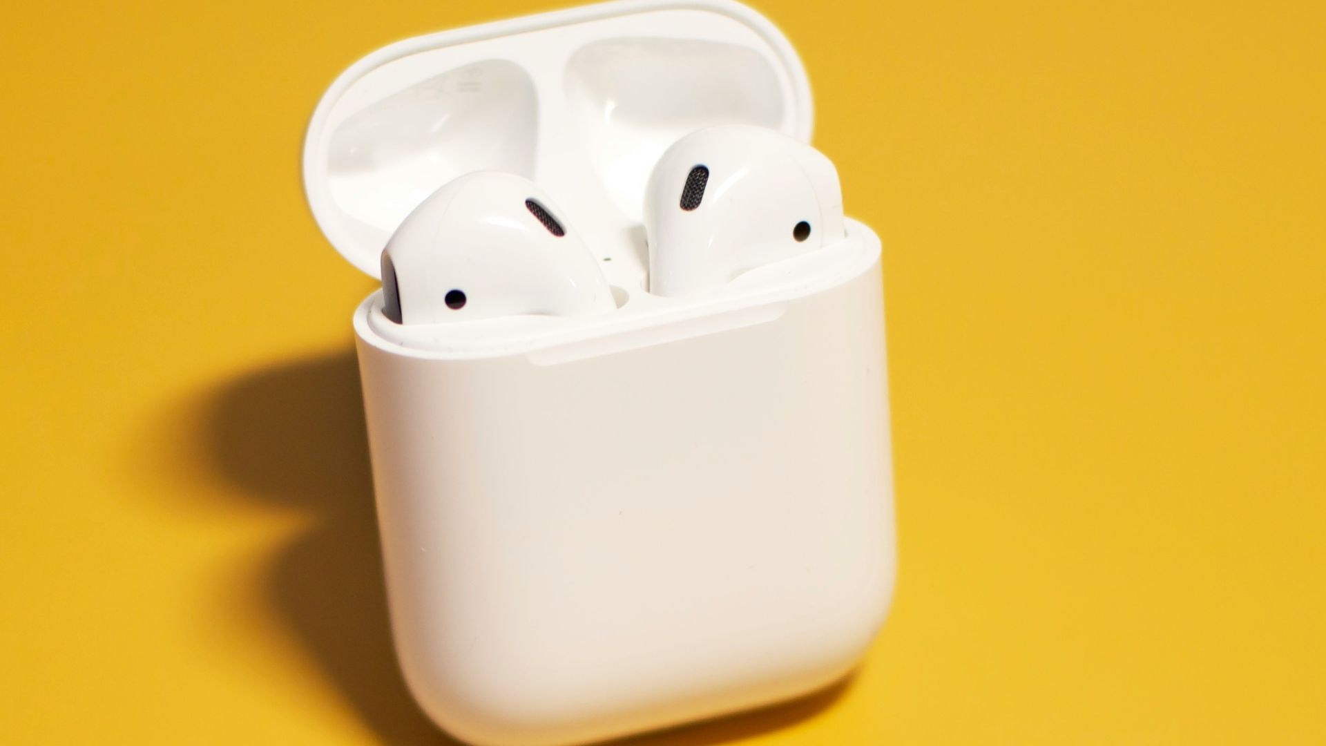white apple airpods charging case