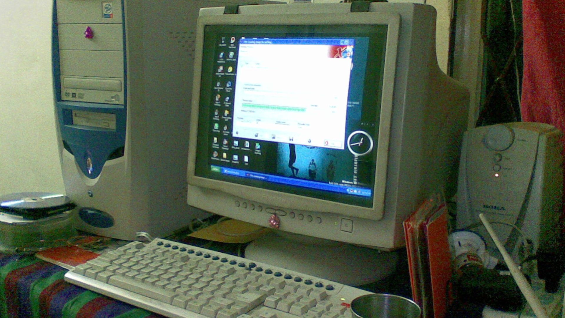 File:CRT Monitor 2014-01-01 23-42.jpg