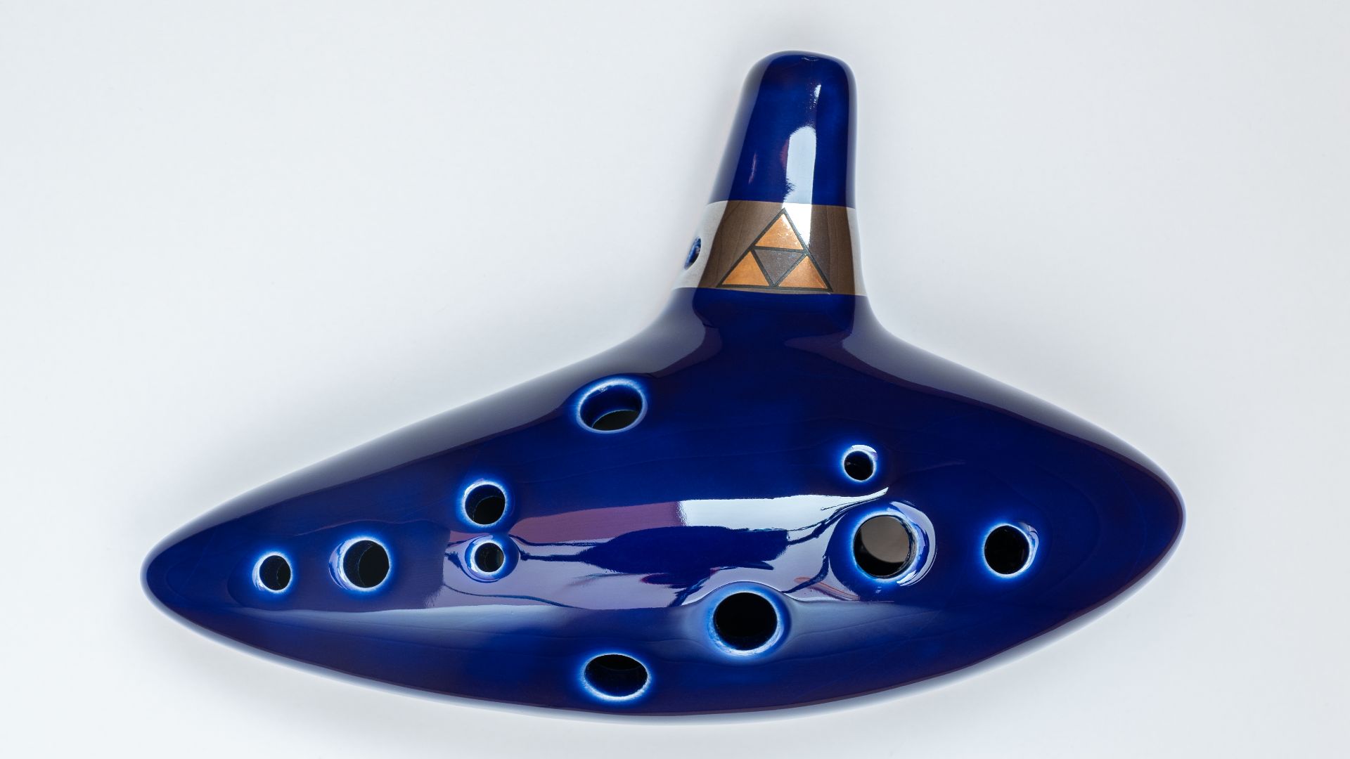 File:Replikat der Okarina der Zeit 20211210 HOF08320 RAW-Export 20211212000388 02.png