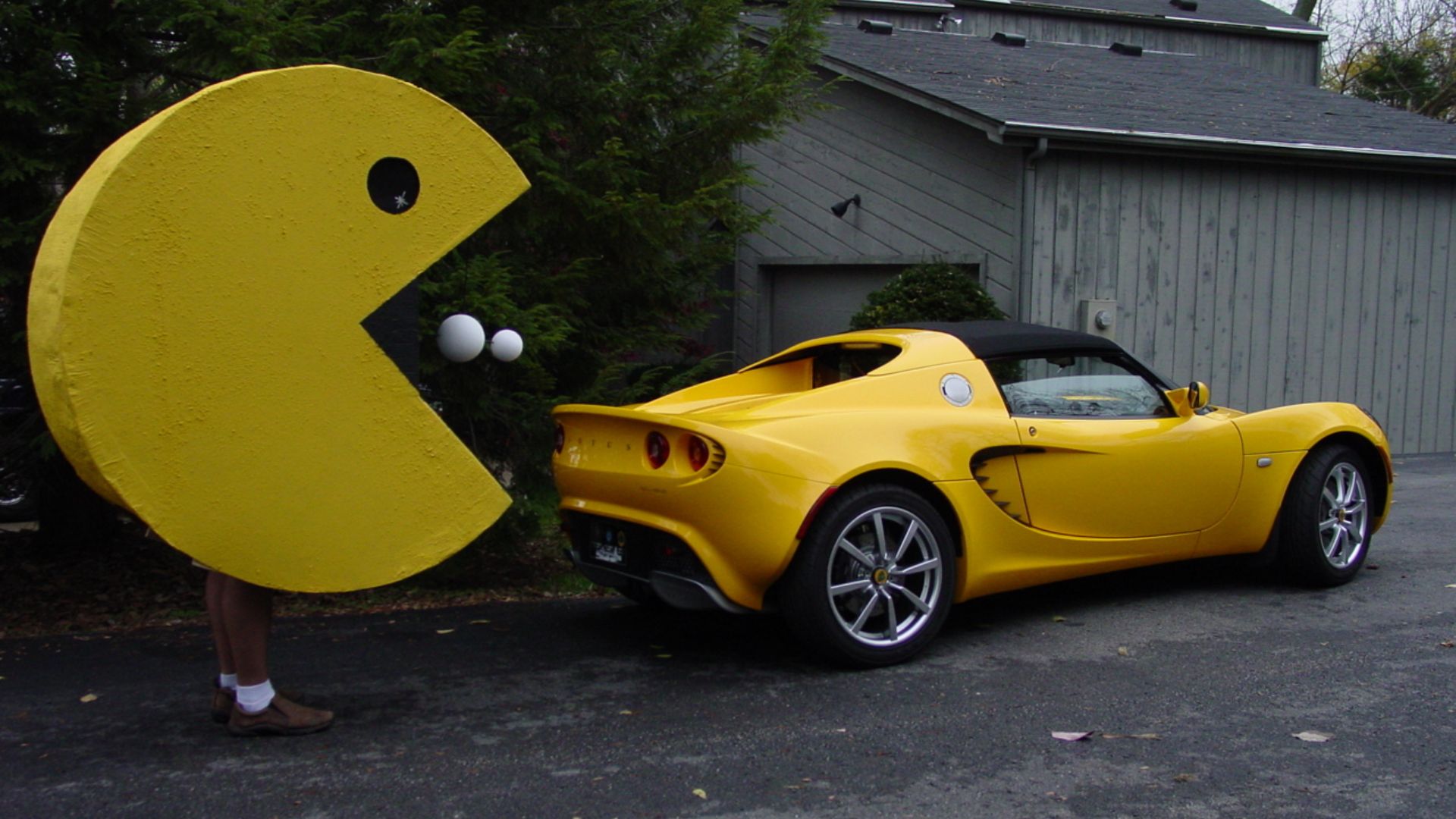 File:Pacman and the Lotus Elise - Flickr - The Pug Father.jpg