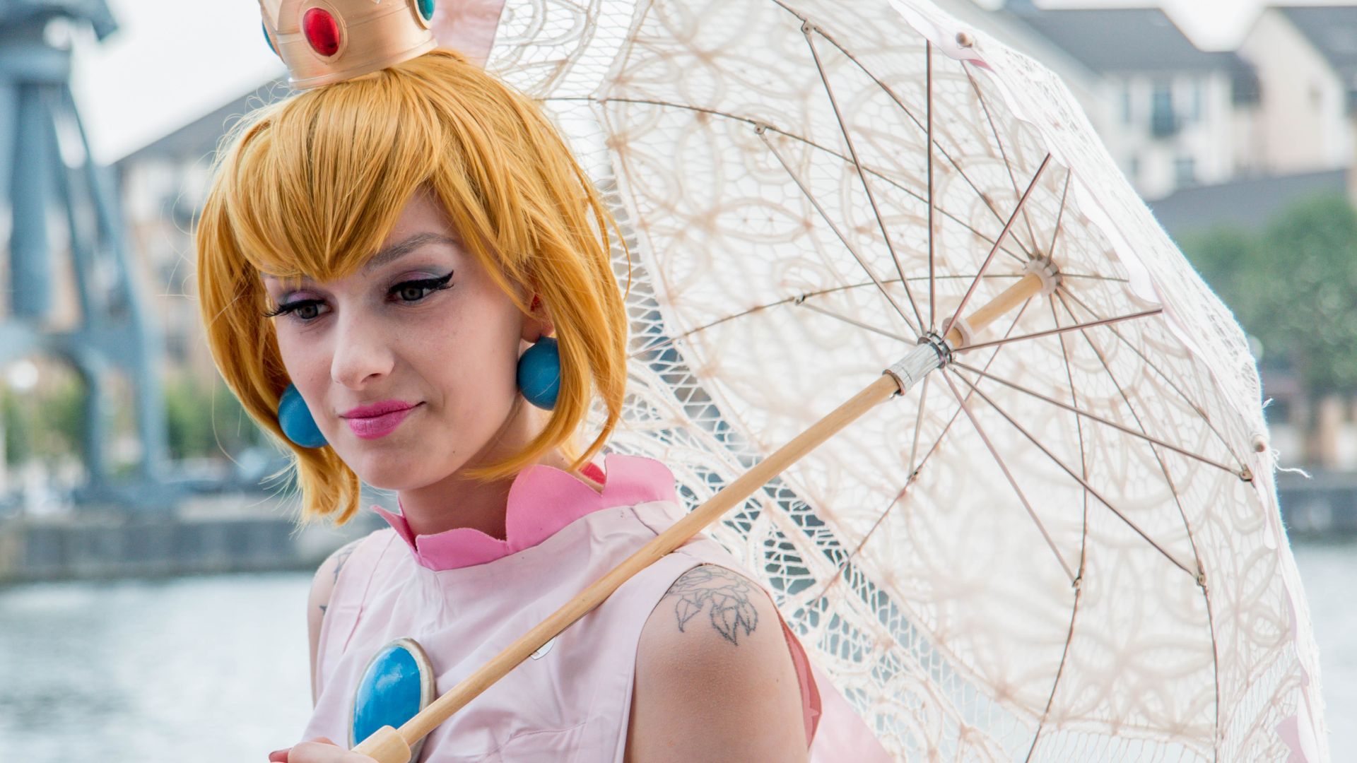 File:Princess Peach Cosplay - MCM Comic Con London 2016 (26791513763).jpg
