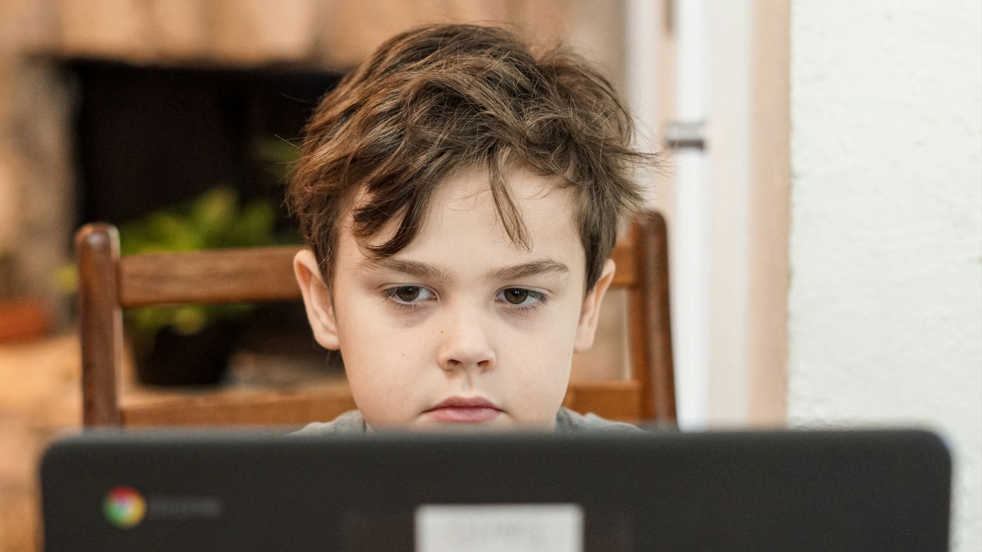 boy in black crew neck shirt
