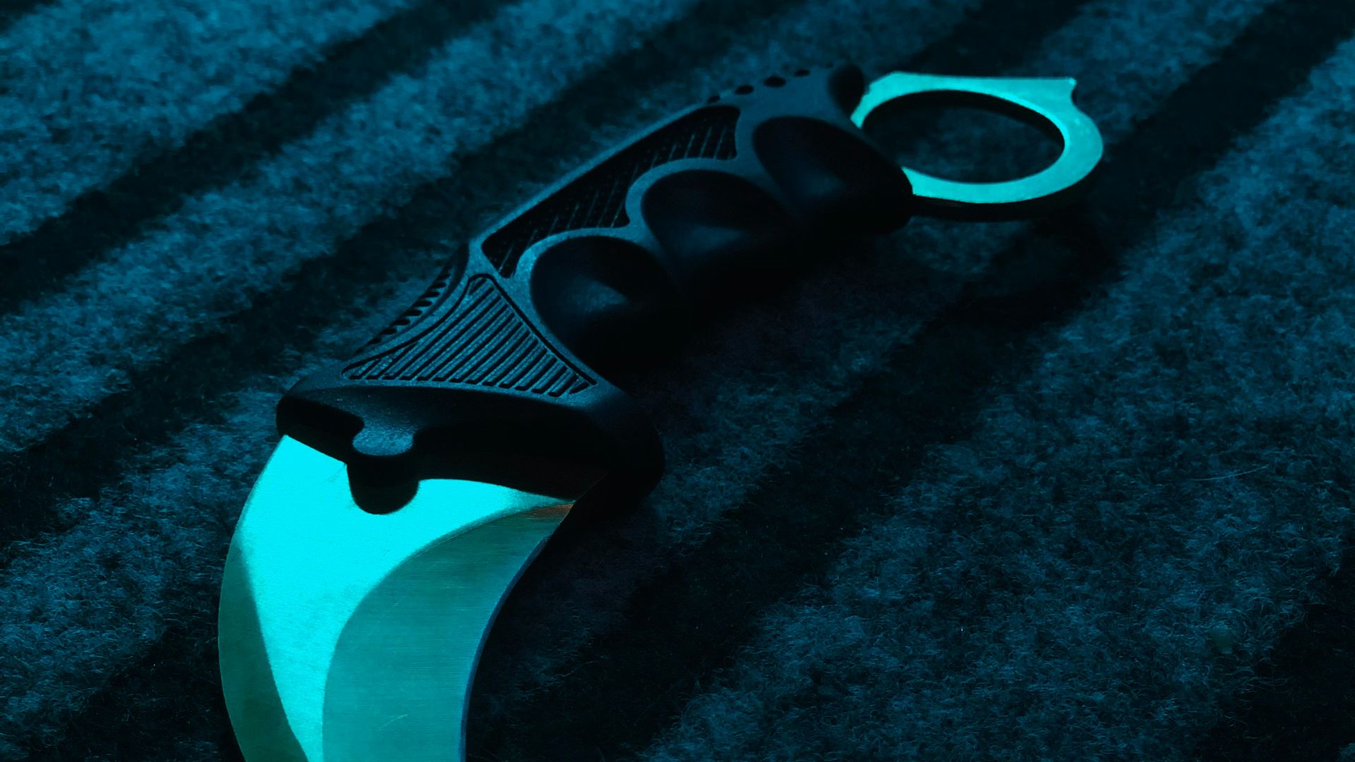 a knife that is laying on the ground