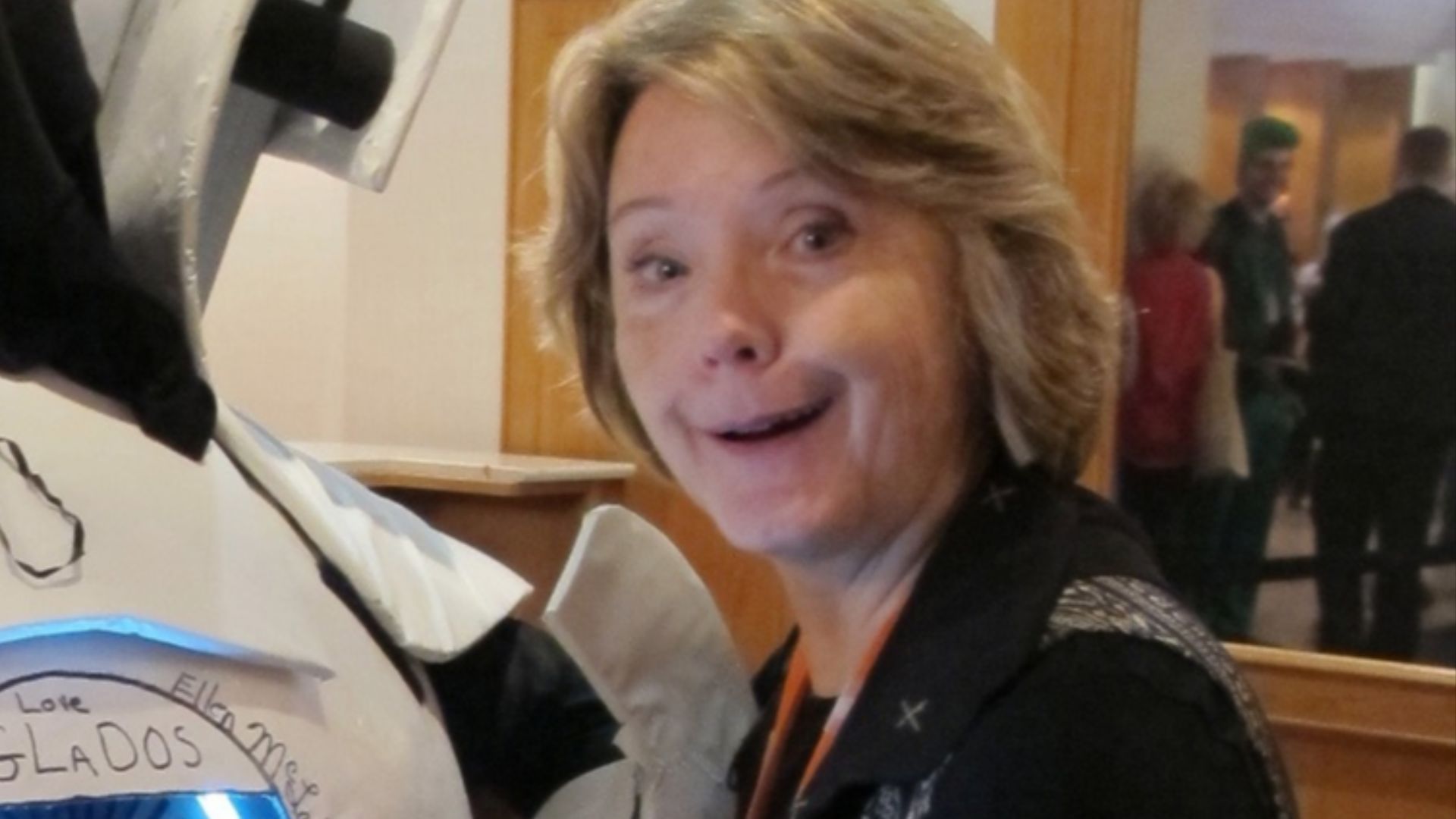 File:Ellen McLain signing Atlas at Kitacon 2012.jpg