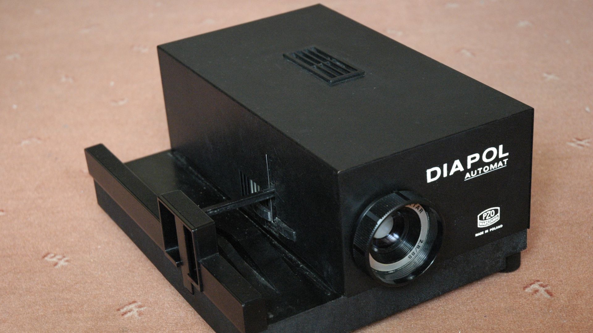 File:Slide projector PZO Diapol Automat.jpg