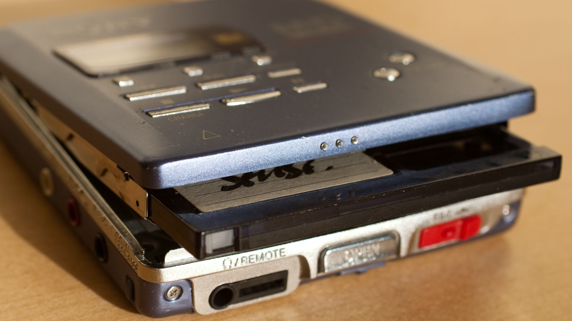 File:MiniDisc open.jpg