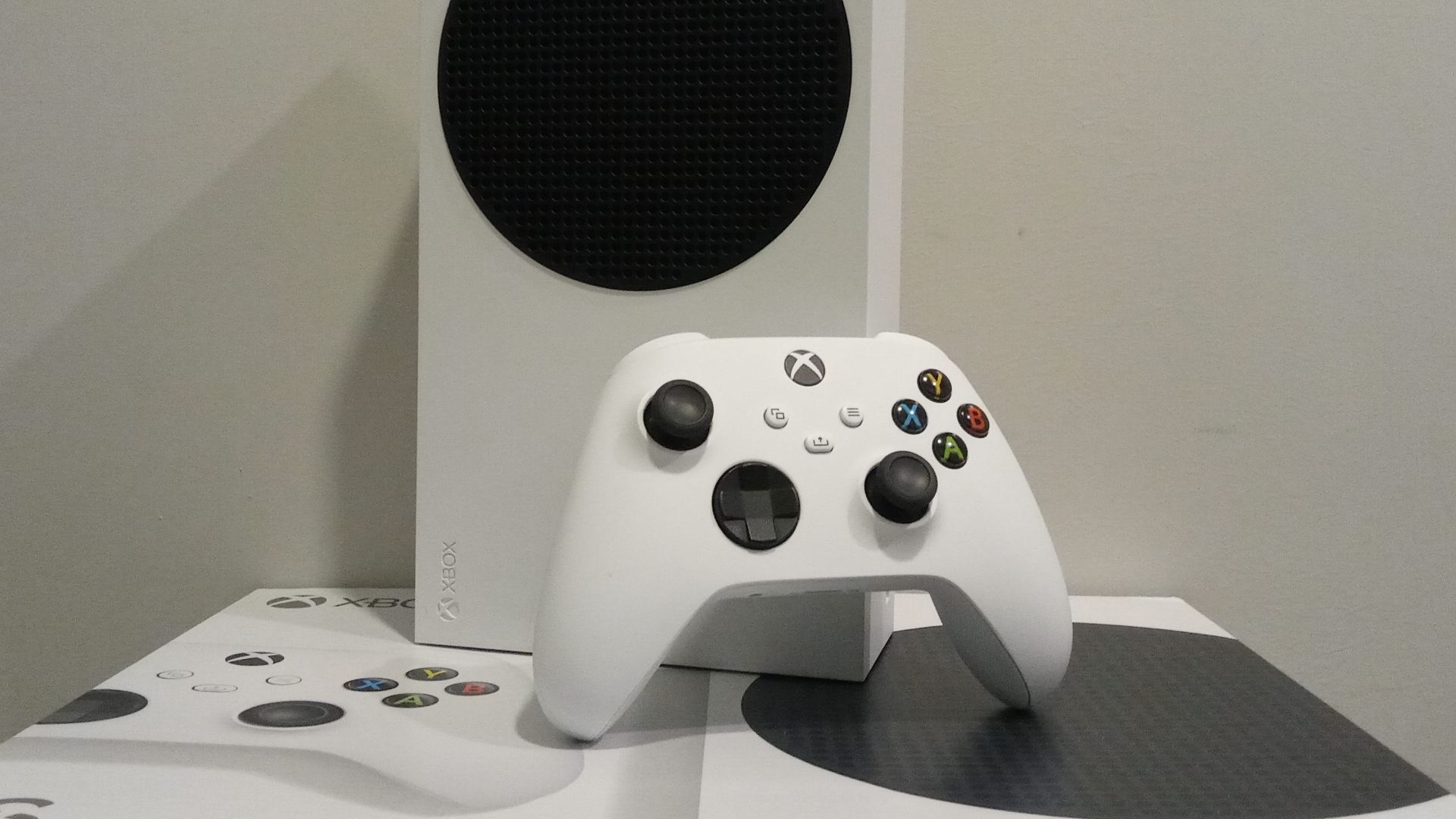 File:Xbox Series S with controller and box.jpg