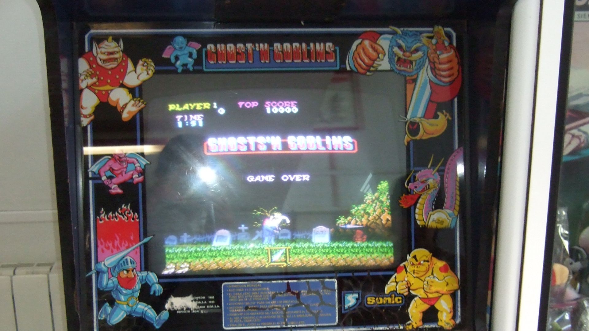 File:Niño jugando al ghosts'n goblins.JPG