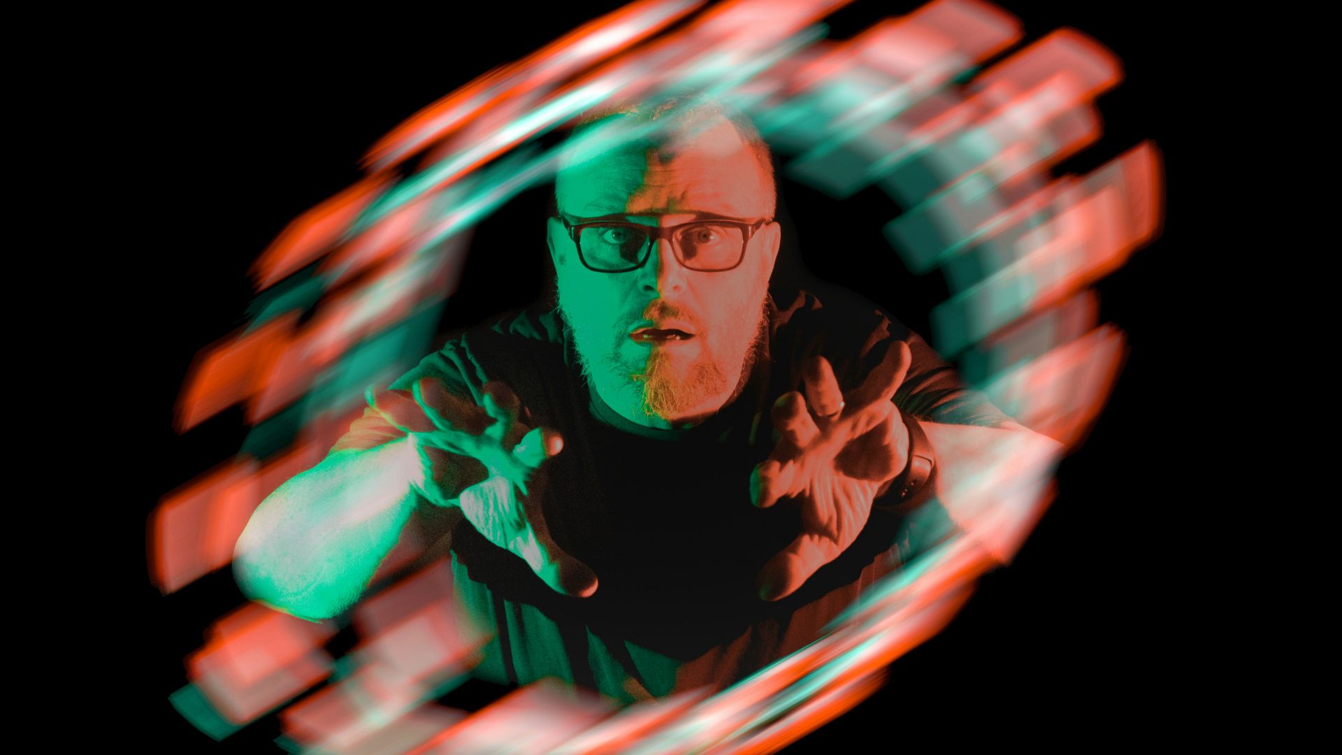 man in black crew neck t-shirt