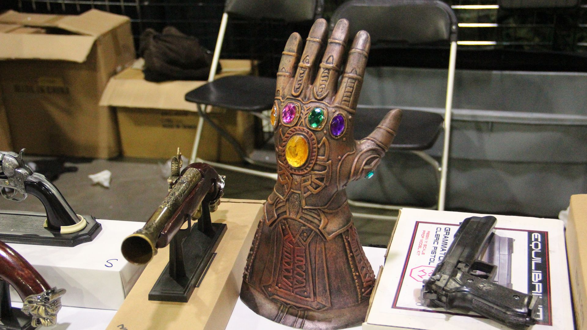 File:Infinity Gauntlet - 2018 Atlanta Comic Con.jpg