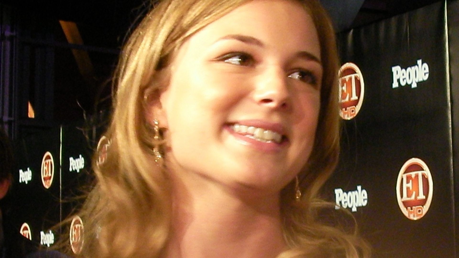File:Emily VanCamp.jpg