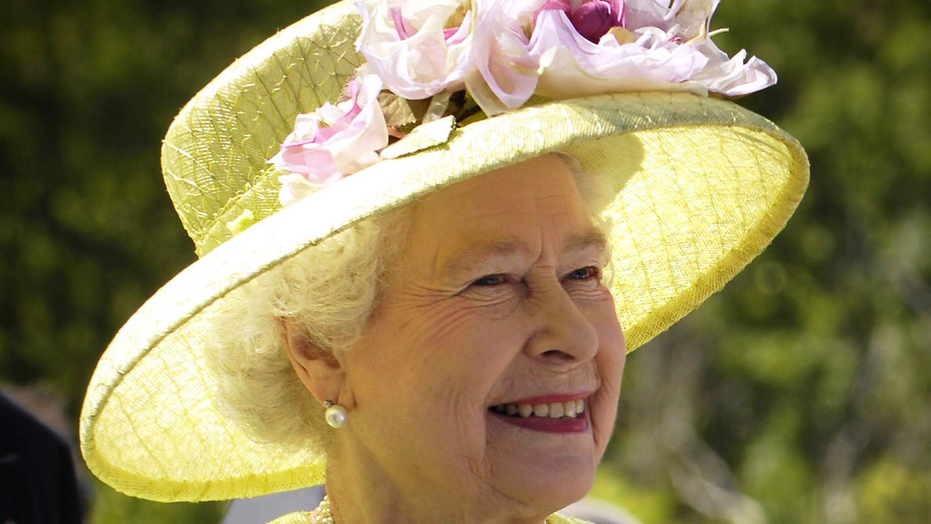 File:Elizabeth II greets NASA GSFC employees, May 8, 2007 edit.jpg