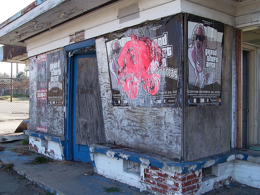 1024px-Abandoned_gas_station_with_graffiti-1.jpg