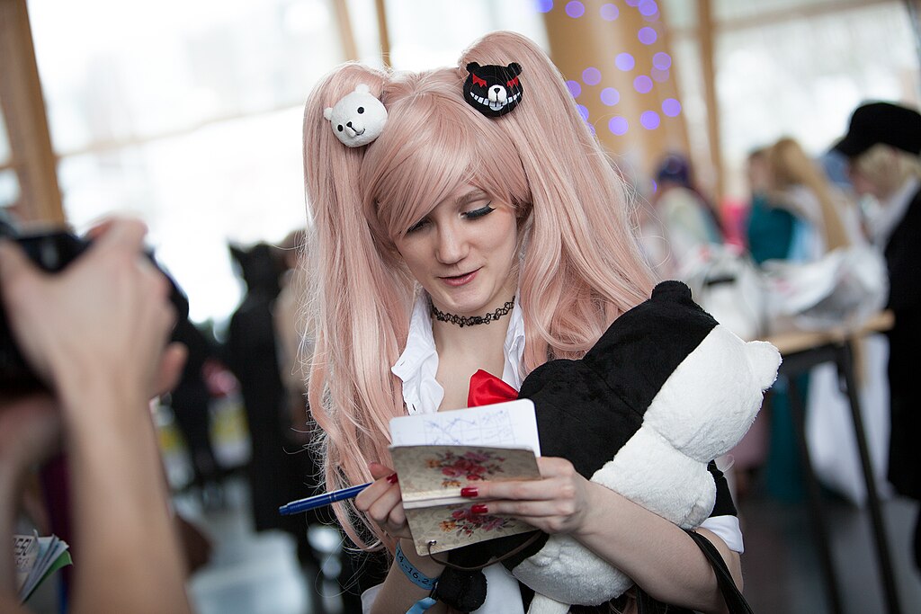 1024px-Cosplay_of_Junko_Enoshima_from_Danganronpa_at_Desucon_Frostbite_2014_24-1.jpg