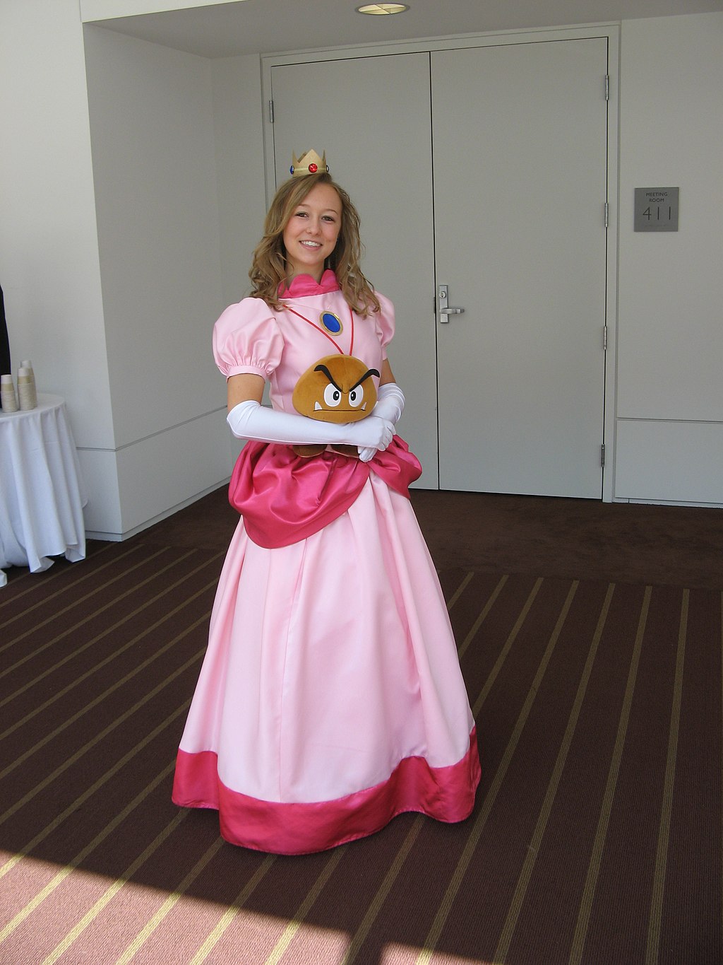 1024px-Cosplayer_of_Princess_Peach_at_Tekkoshocon_20090404a.jpg