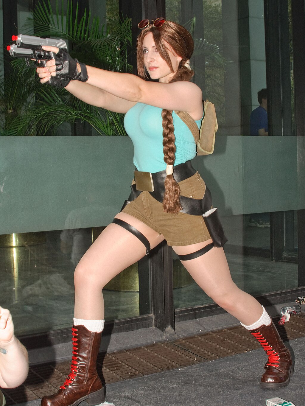1024px-DragonCon_2009_-_Lara_Croft_Cosplayer-1.jpg
