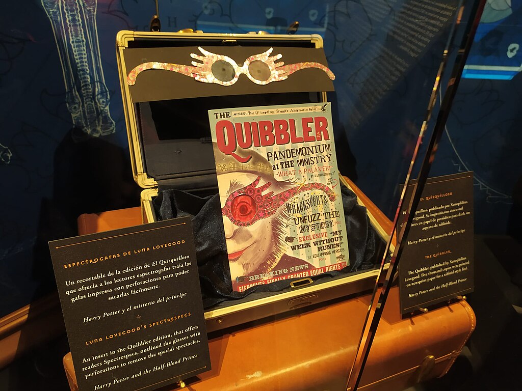 1024px-Espectrolentes_de_Luna_Lovegood_na_Harry_Potter_Exhibition_Barcelona_2024-1.jpg