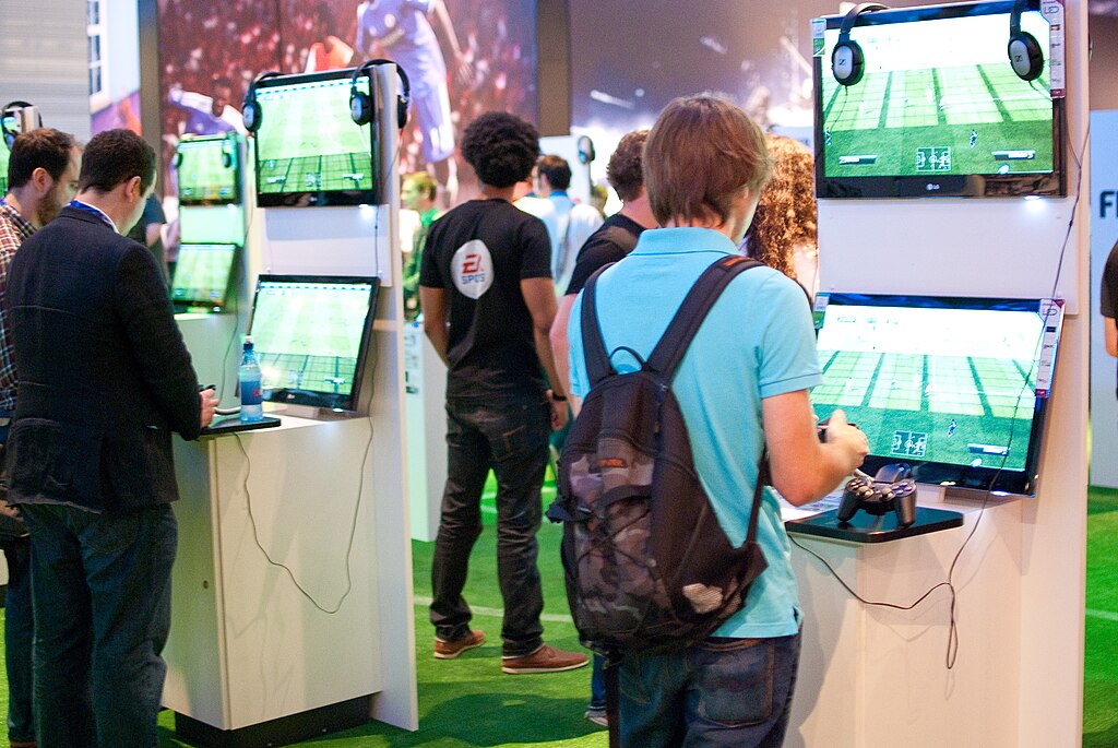 1024px-FIFA_12_at_GamesCom_2011-2.jpg