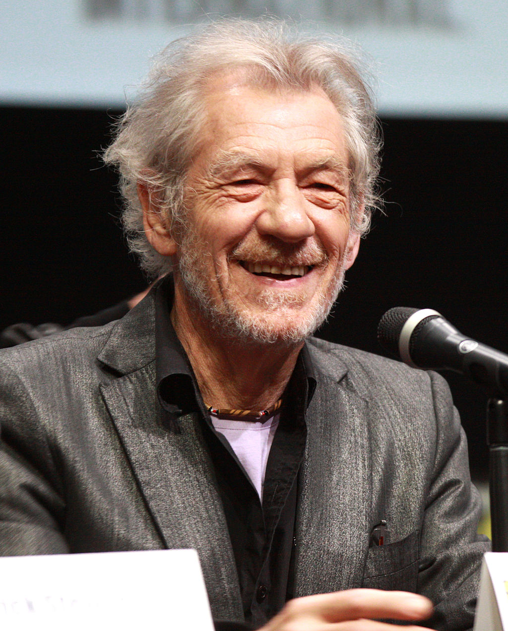 1024px-Ian_McKellen_by_Gage_Skidmore-2.jpg